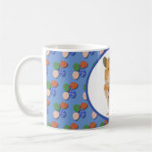 イースターの卵の男の子を抱える可愛いハムスター コーヒーマグカップ (左)