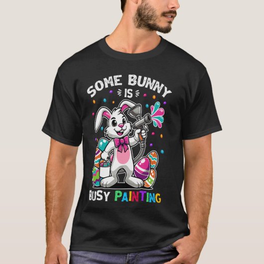 イースターの卵の色付けで忙しいウサギの面白いデザイン Tシャツ (正面)