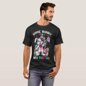 イースターの卵の色付けで忙しいウサギの面白いデザイン Tシャツ (正面フル)