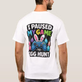 イースターの卵狩りをするためゲームを一時停止したゲーマー Tシャツ (裏面)