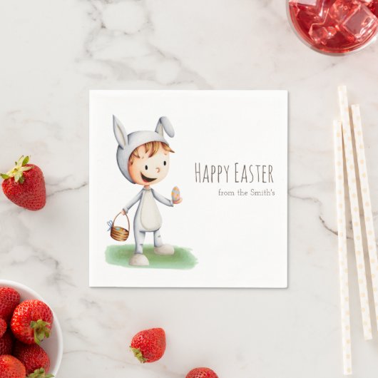 イースターの衣装の卵の可愛い小さな男の子の狩り カスタム スタンダードカクテルナプキン (インサイチュ)