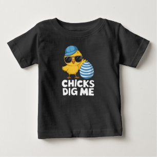 イースターの面白いイースターエッグハント「ひよこたちは僕が好き」 ベビーTシャツ