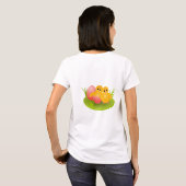 イースターの黄色いひよこが緑の草の上で楽しそう Tシャツ (裏面フル)