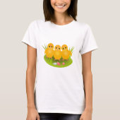 イースターの黄色いひよこが緑の草の上で楽しそう Tシャツ (正面)