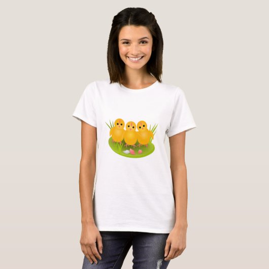 イースターの黄色いひよこが緑の草の上で楽しそう Tシャツ (正面フル)