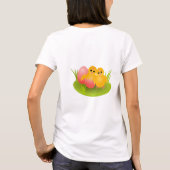 イースターの黄色いひよこが緑の草の上で楽しそう Tシャツ (裏面)