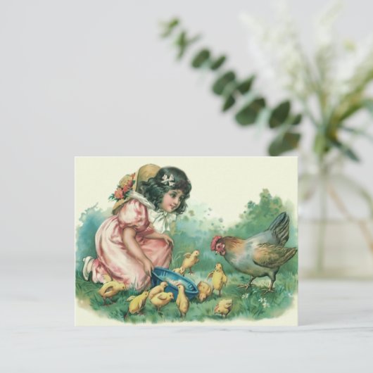 イースターひよこの雌鶏を食べ物を与えている女の子 シーズンポストカード (スタンド正面)
