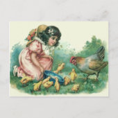 イースターひよこの雌鶏を食べ物を与えている女の子 シーズンポストカード (正面)
