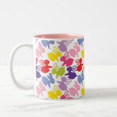 イースターウサギが付いているパターン ツートーンマグカップ (左)