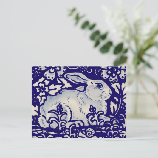 イースターウサギ芸術的バニーブルーホワイトフローラ シーズンポストカード (スタンド正面)