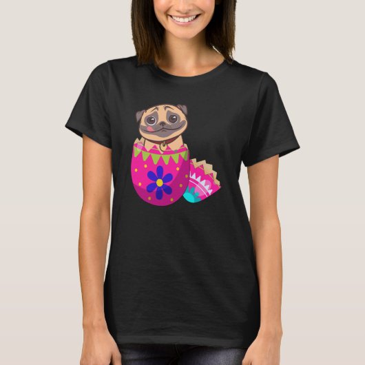 イースターエッグから孵化するパグの赤ちゃん イースターのお祝いに Tシャツ (正面)