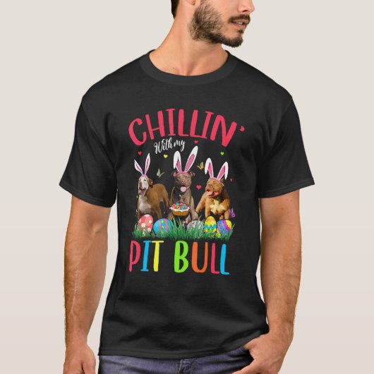 イースターエッグでピットブルとくつろぎ中 楽しいイースター Tシャツ (正面)