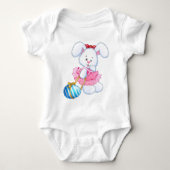 イースターエッグとピンクと白のイースターバニーウサギ ベビーボディスーツ (正面)