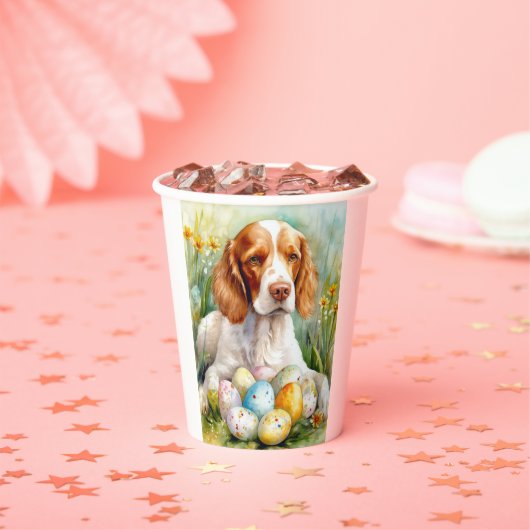 イースターエッグとブrittany Spaniel 紙コップ (インサイチュ)