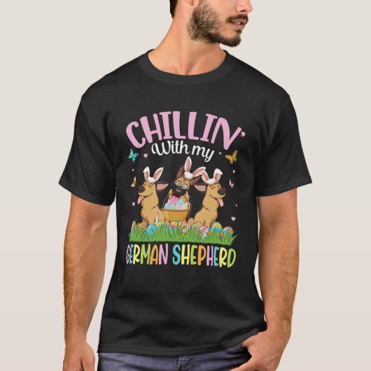 イースターエッグと戯れるジャーマンシェパード Tシャツ (正面)
