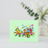 イースターエッグのカートのTシャツおよびギフトを持つひよこ シーズンポストカード (スタンド正面)