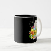 イースターエッグのバスケットcooと白いプードルバニー犬 ツートーンマグカップ (正面右)