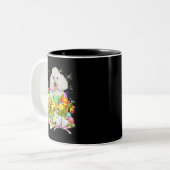 イースターエッグのバスケットcooと白いプードルバニー犬 ツートーンマグカップ (正面左)