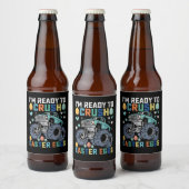 イースターエッグのモンスタートラックをつぶす準備ができている ビールラベル (ボトル)