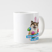 イースターエッグの上に横たわる犬 ジャンボコーヒーマグカップ (正面右)