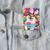 イースターエッグの上に横たわる犬 缶バッジ (インサイチュ)
