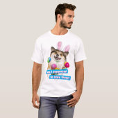 イースターエッグの上に横たわる犬 Tシャツ (正面フル)