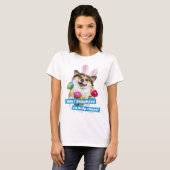 イースターエッグの上に横たわる犬 Tシャツ (正面フル)