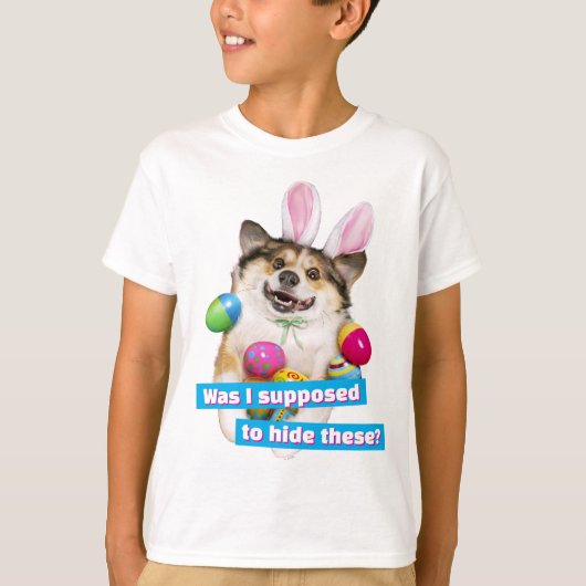 イースターエッグの上に横たわる犬 Tシャツ (正面)