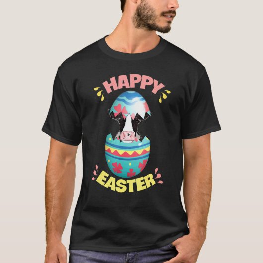 イースターエッグの中の幸せな牛 イースターのお祝い Tシャツ (正面)