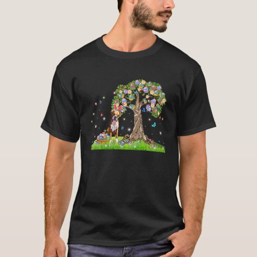 イースターエッグの木と幸せなウサギとボクサー犬 E Tシャツ (正面)