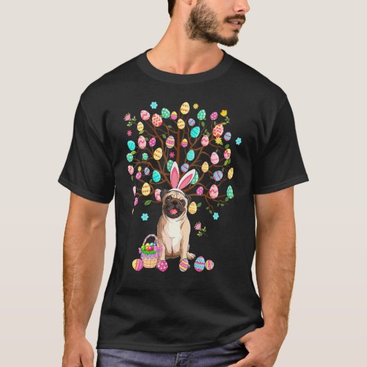イースターエッグの木のパグ犬 ウサギの耳を着用 Tシャツ (正面)