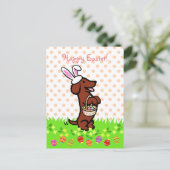 イースターエッグの赤く滑らかな髪のダックスフント シーズンポストカード (スタンド正面)