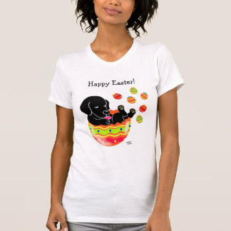 イースターエッグの黒のラブラドールの子犬の漫画 Tシャツ