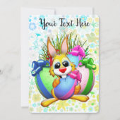 イースターエッグをかじるユーモラスなウサギ 招待状 (正面)