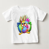 イースターエッグをかむ面白いウサギ ベビーTシャツ (正面)