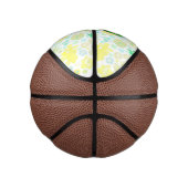 イースターエッグをかむ面白いウサギ ミニバスケットボール (右)