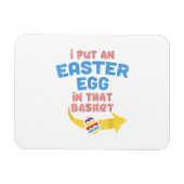 イースターエッグをバスケットに入れた 面白い妊娠発表 マグネット (横)