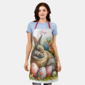 イースターエッグアンドホリデーラビットプリントオールオーバー エプロン (着用した状態)