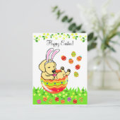 イースターエッグイエローラブラドール子犬の漫画 シーズンポストカード (スタンド正面)