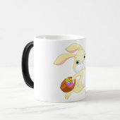 イースターエッグカラフルバスケット付きイースターバニー モーフィングマグカップ (正面左)