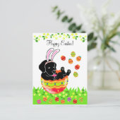 イースターエッグブラックラブラドール子犬の漫画 シーズンポストカード (スタンド正面)