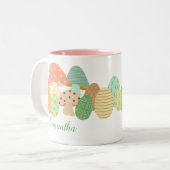 イースターエッグマッシュルームと名前をカスタムする ツートーンマグカップ (正面左)