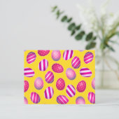 イースターエッグ黄色とピンクのパターン シーズンポストカード (スタンド正面)