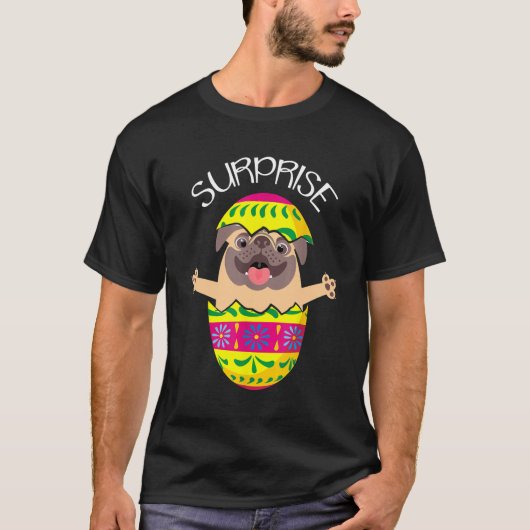 イースターエッグ イースターを産むかわいいパグの子犬 Tシャツ (正面)