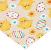イースターカラフルの卵と雛のパターン ショートテーブルランナー (コーナー)