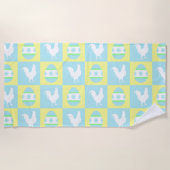 イースタークールチェッカーボードパターンルースター卵 ビーチタオル (正面)