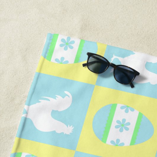 イースタークールチェッカーボードパターンルースター卵 ビーチタオル (インサイチュ)