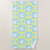 イースタークールチェッカーボードパターンルースター卵 ビーチタオル (正面)