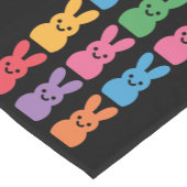 イースターデイバニーエッグプレイドヒョウ ショートテーブルランナー (コーナー)