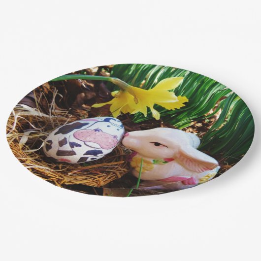 イースターバキスをするニー牛の卵 ペーパープレート (アングル)